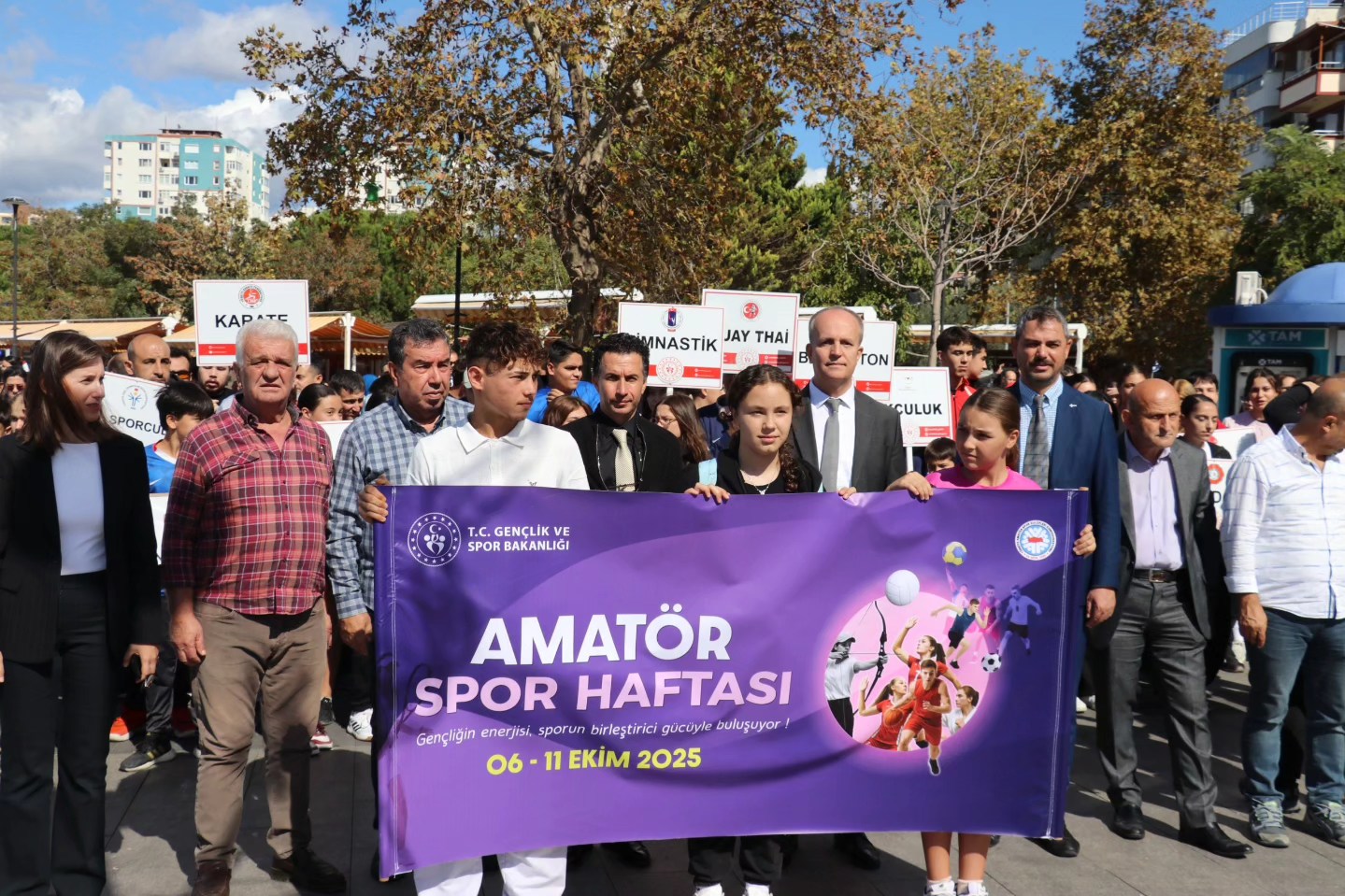 AMATÖR SPOR HAFTASI ETKİNLİKLERİ ÇANAKKALE’DE DÜZENLENEN KORTEJ YÜRÜYÜŞÜ İLE BAŞLADI.